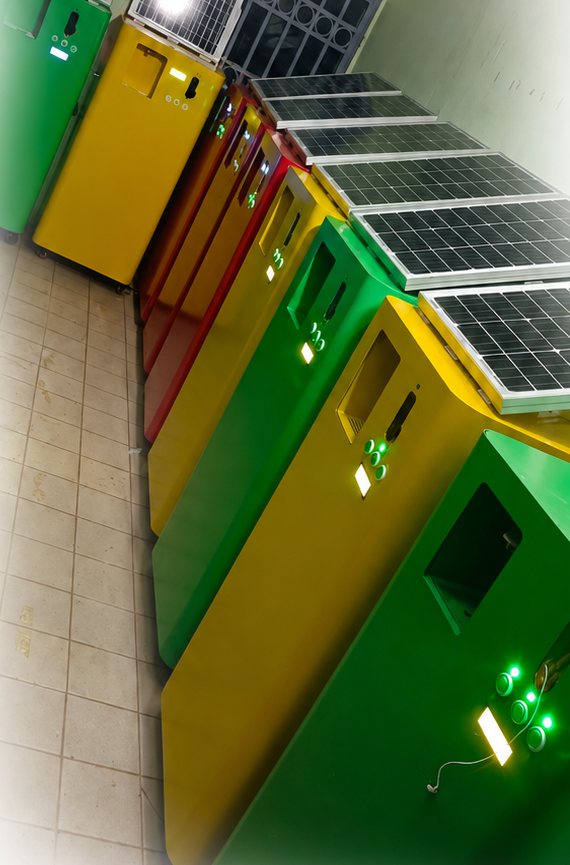 Rangée de distributeurs de boissons solaires connectés AUI TECHNO, coiffés de panneaux photovoltaïques